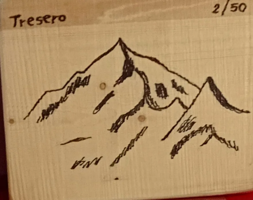 Tavoletta di legno chiaro con il profilo del Tresero tracciato a mano, firmata Tresero e numerata 2/50
