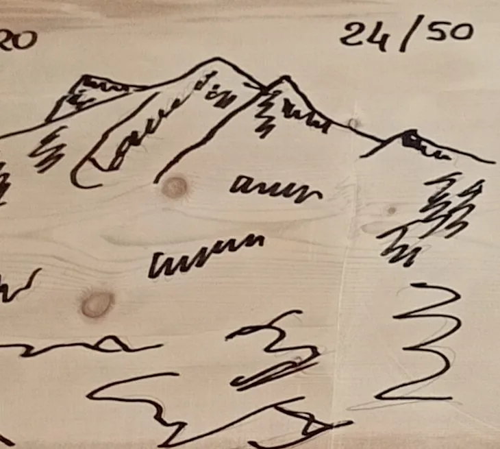 Tavoletta Tresero numerata 24/50: creste di montagna tracciate a pennarello nero su legno chiaro