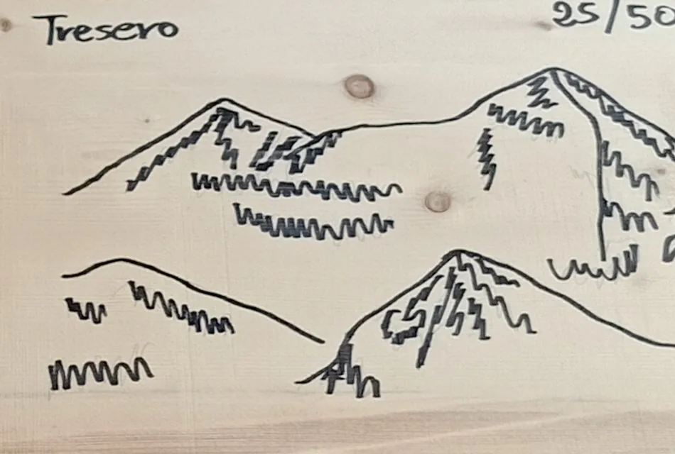 Tavoletta Tresero numerata 25/50: tre cime disegnate a pennarello nero su legno chiaro